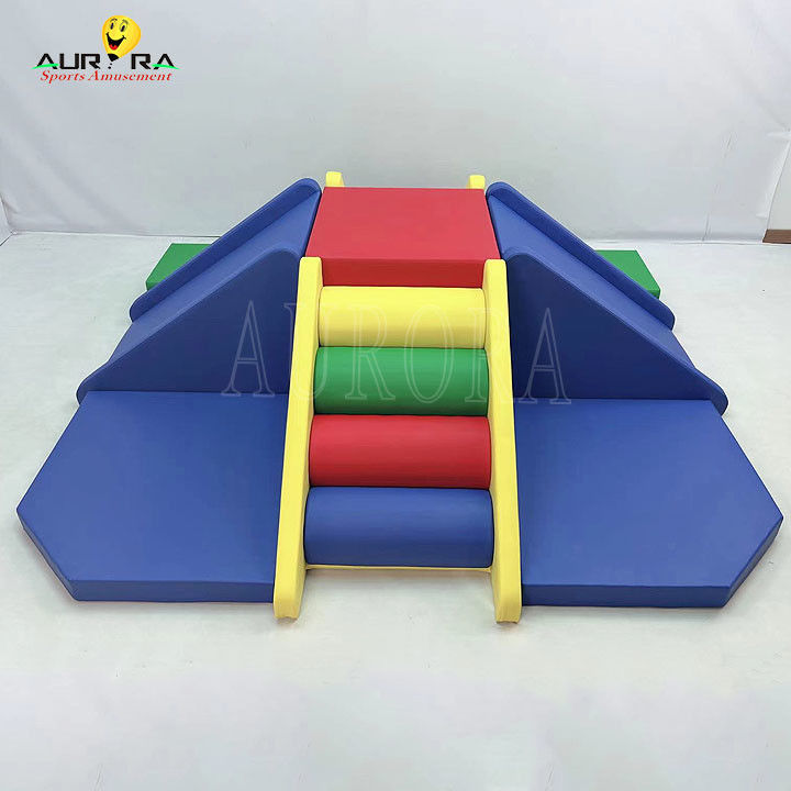 Équipement de jeux doux pour tout-petits coloré