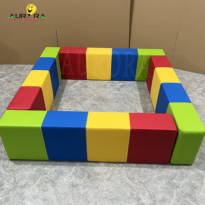 Équipement de jeux doux pour tout-petits coloré