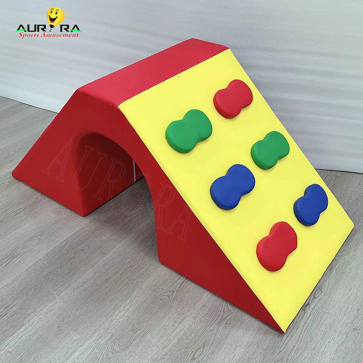 Équipement de jeux doux pour tout-petits coloré