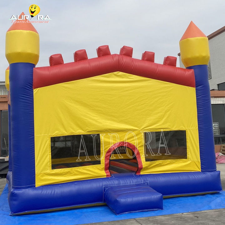 Une maison gonflable, une maison gonflable, une maison gonflable, un château gonflable pour les enfants.