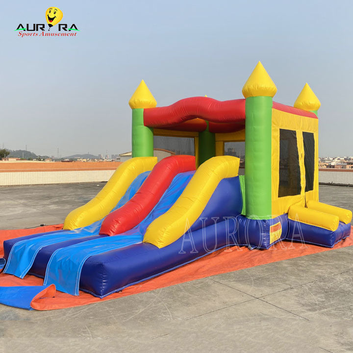 Château de saut en couleurs enfants maison gonflable avec glisser