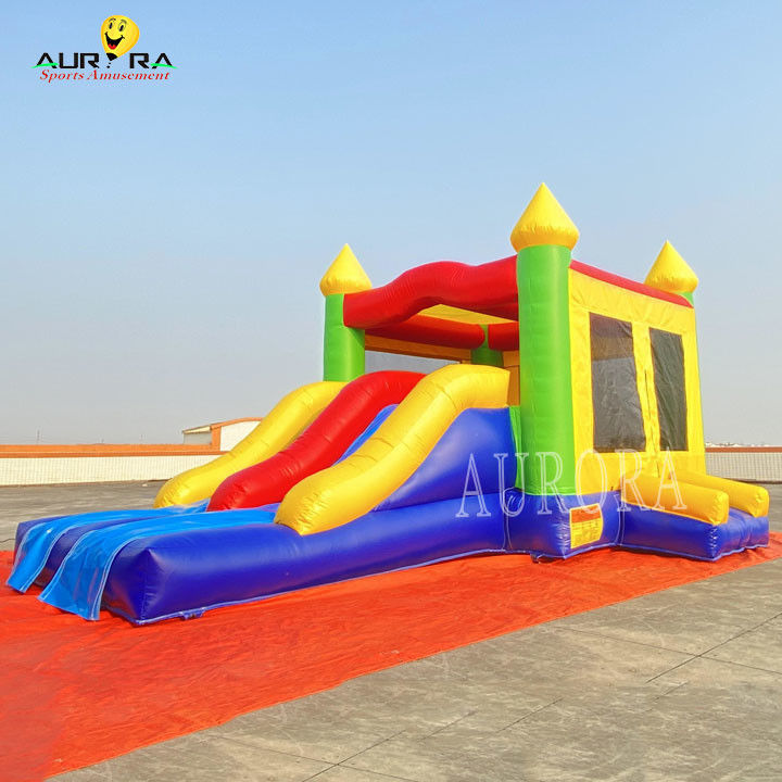 Château de saut en couleurs enfants maison gonflable avec glisser