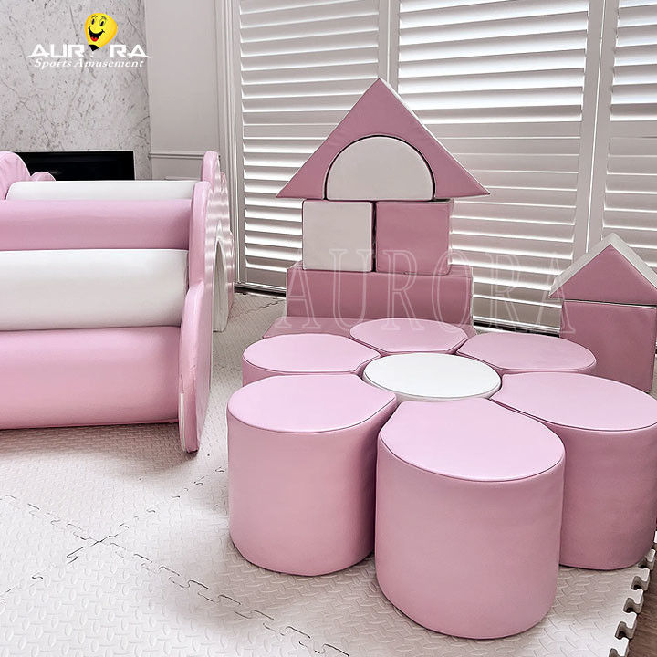Équipement de jeux doux pour enfants en rose pastel et blanc non toxique