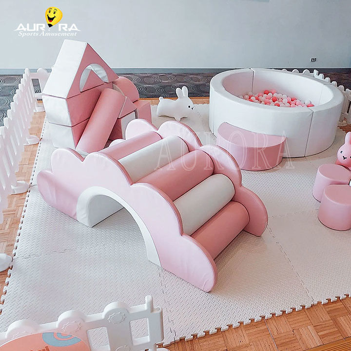 Équipement de jeux doux pour enfants en rose pastel et blanc non toxique