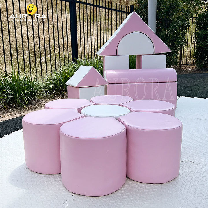 Équipement de jeux doux pour enfants en rose pastel et blanc non toxique