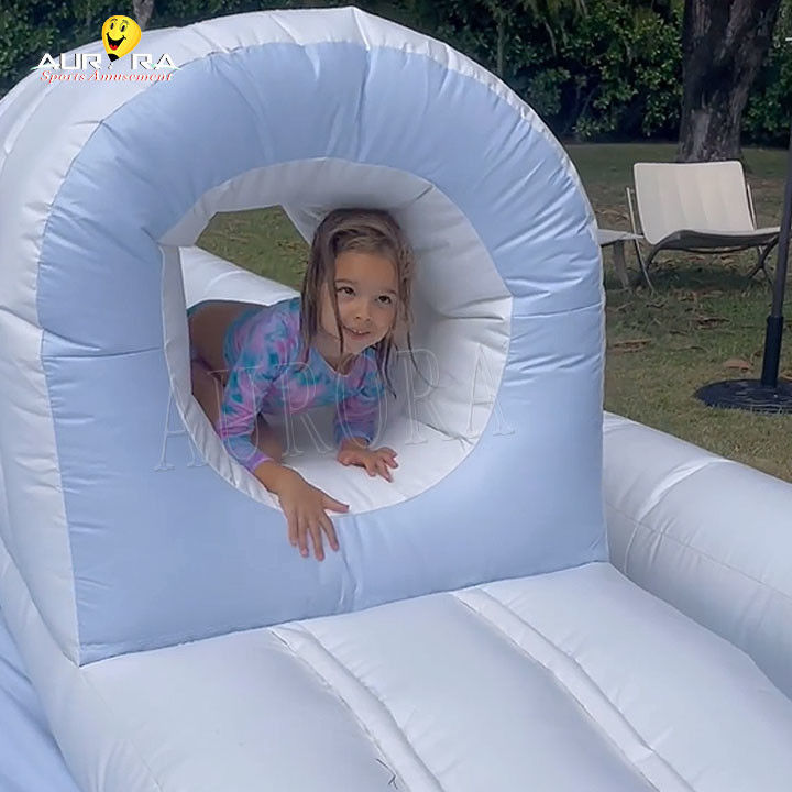 Équipement de jeu gonflable en extérieur blanc Terrain de jeux piscine à toboggan pour enfants