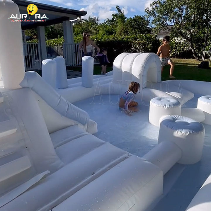 Équipement de jeu gonflable en extérieur blanc Terrain de jeux piscine à toboggan pour enfants