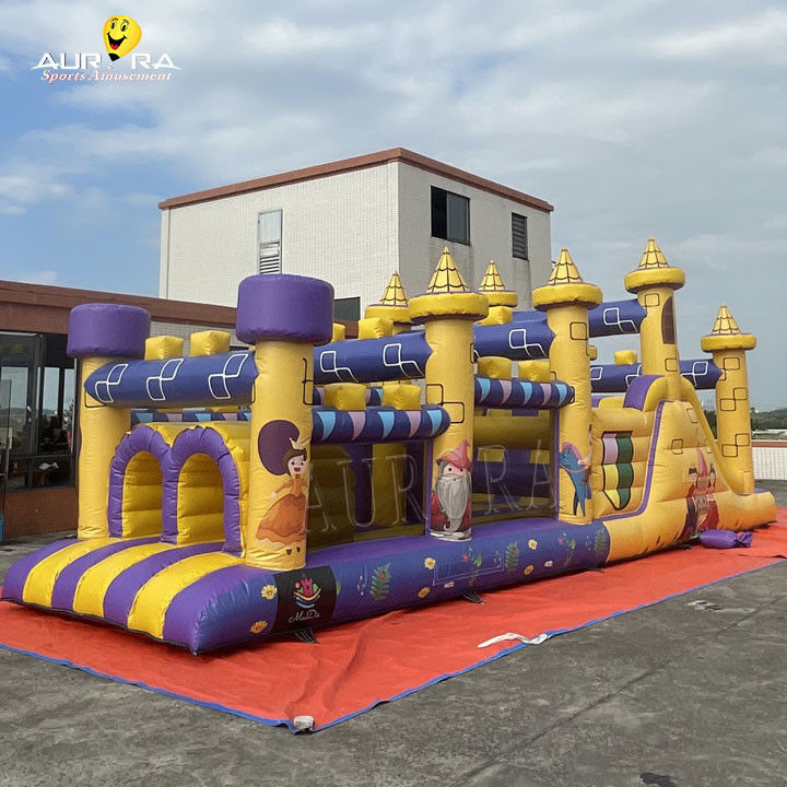 Parcours d'obstacles gonflables commerciaux avec diapositive imperméable à l'eau couleur jaune violet
