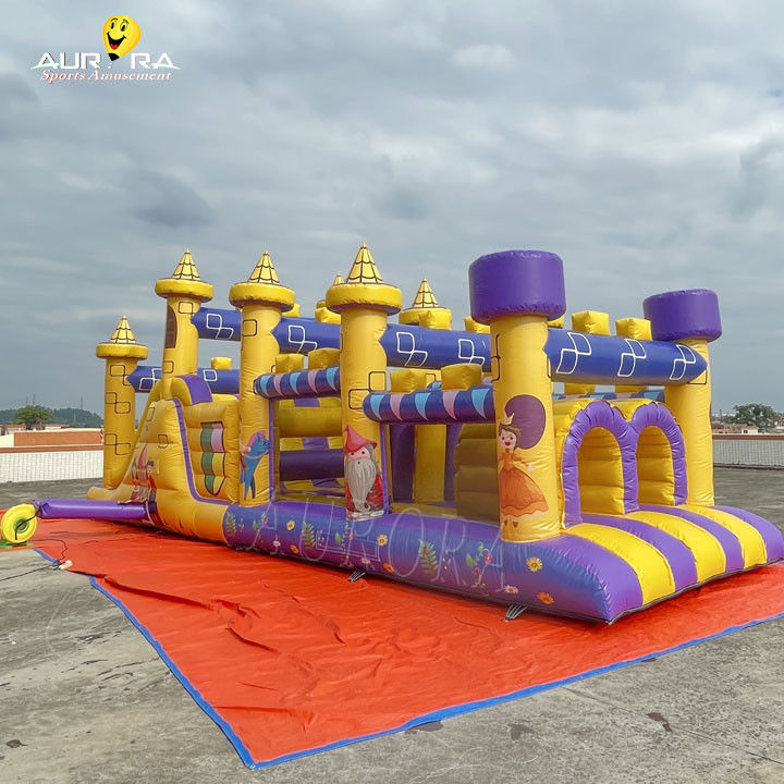 Parcours d'obstacles gonflables commerciaux avec diapositive imperméable à l'eau couleur jaune violet