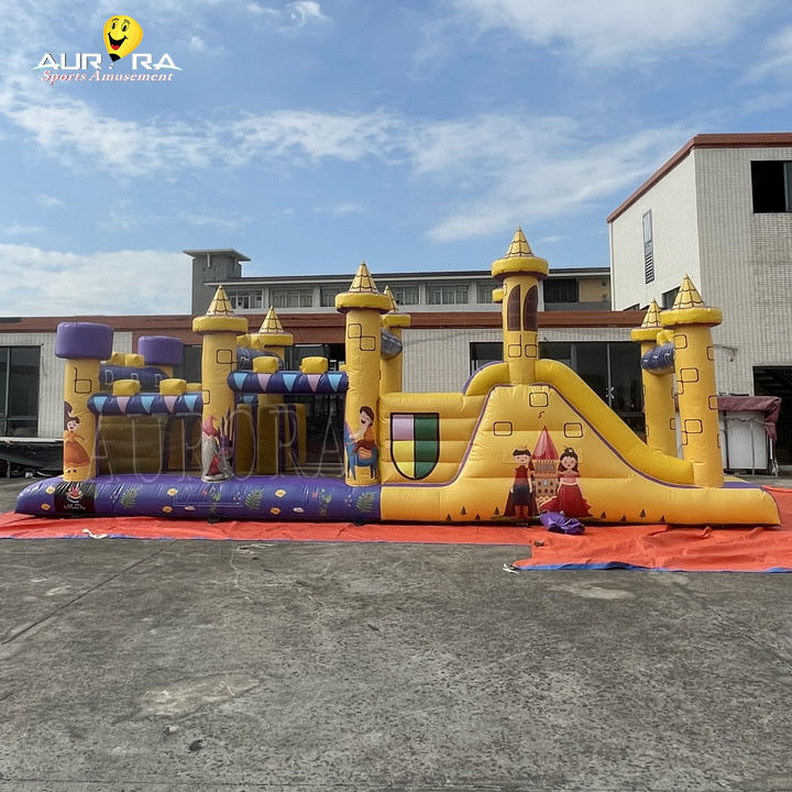 Parcours d'obstacles gonflables commerciaux avec diapositive imperméable à l'eau couleur jaune violet