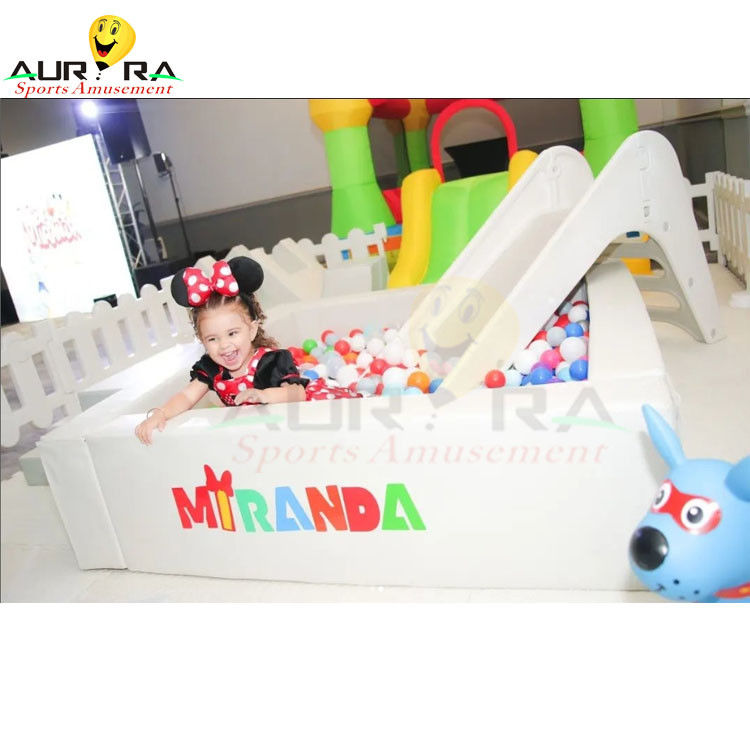 Equipement de jeu gonflable multi-couleurs pour les enfants à l'intérieur Jouet à billes sur mesure