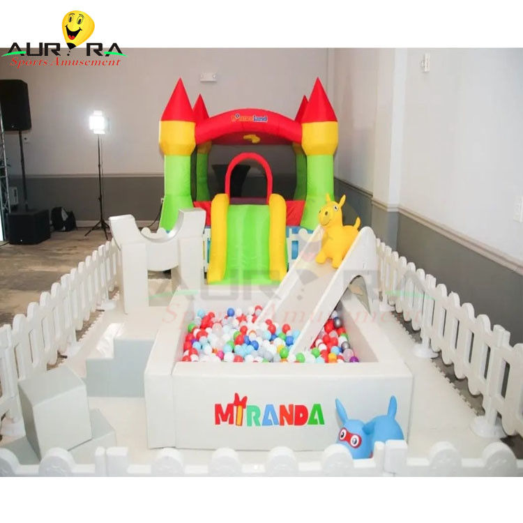 Equipement de jeu gonflable multi-couleurs pour les enfants à l'intérieur Jouet à billes sur mesure