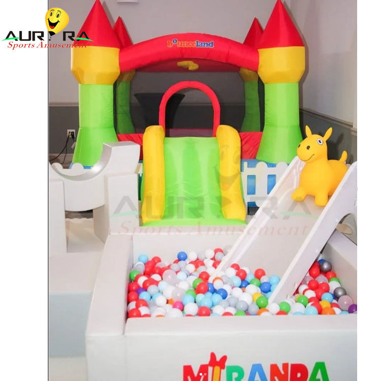 Equipement de jeu gonflable multi-couleurs pour les enfants à l'intérieur Jouet à billes sur mesure