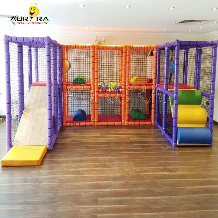 Équipement de petite salle de jeux douce pour enfants