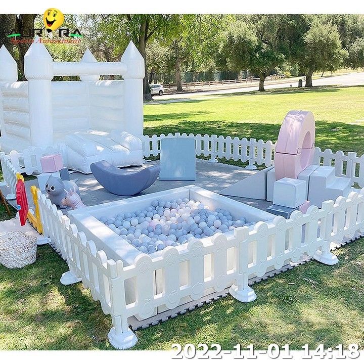 Équipement de jeu pour enfants blanc Terrain de jeux intérieur et extérieur avec maison en rebond