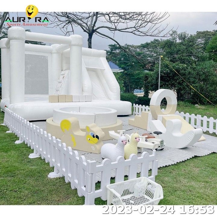 Équipement de jeu pour enfants blanc Terrain de jeux intérieur et extérieur avec maison en rebond