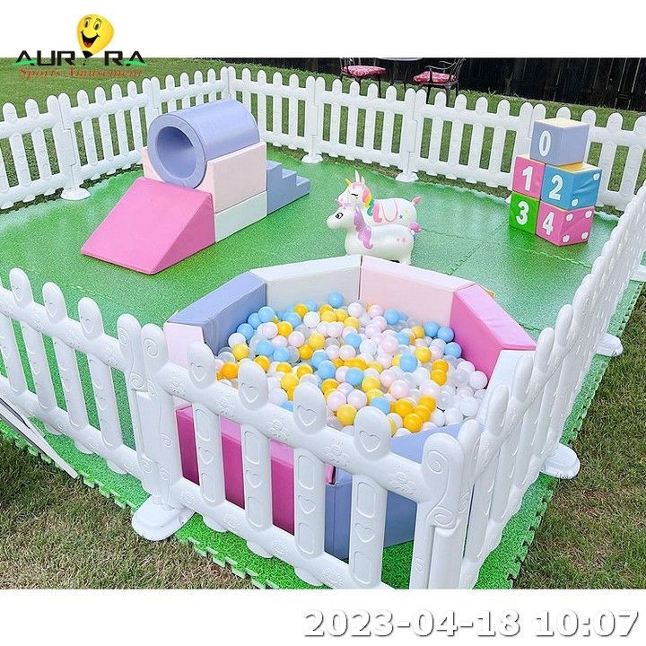 Une nouvelle zone de design pour les jeux pour enfants maison gonflable blanche.