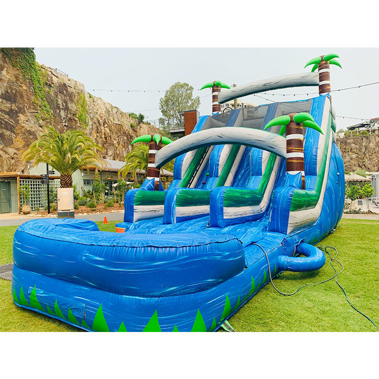 Des toboggans à eau gonflables pour la piscine, des jeux colorés pour adultes