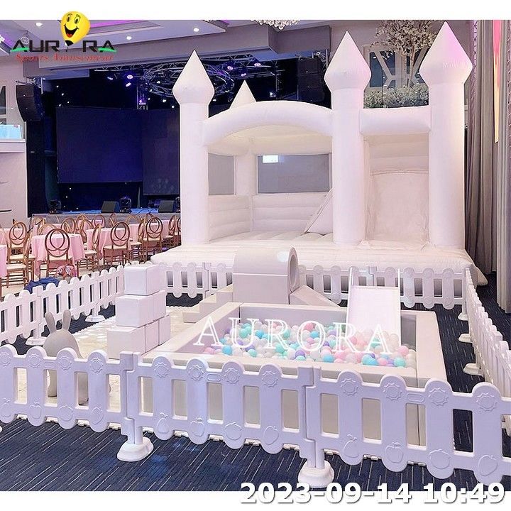 Équipement de jeux doux en rose blanc pour bébé en salle d'escalade