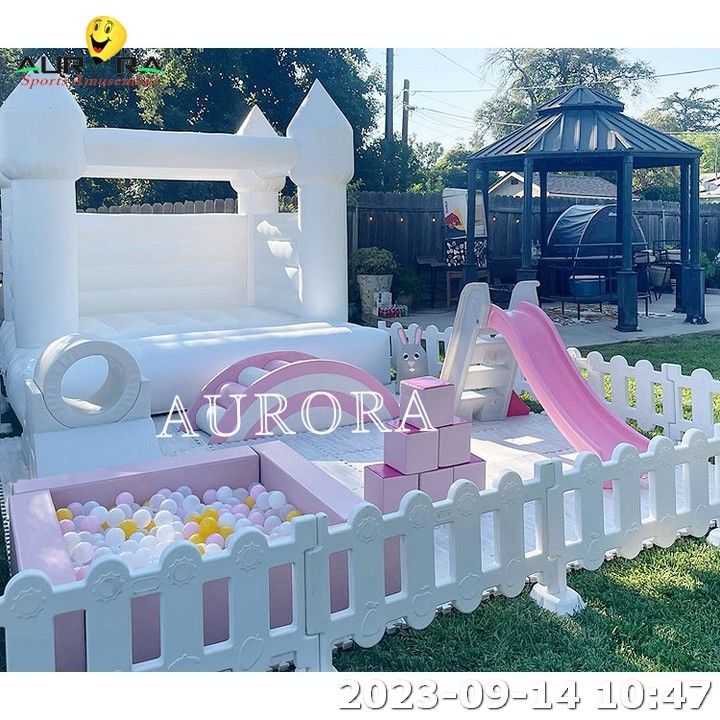 Équipement de jeux doux en rose blanc pour bébé en salle d'escalade