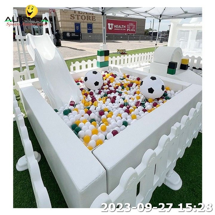 Équipement de jeux à l' intérieur en blanc avec maison gonflable