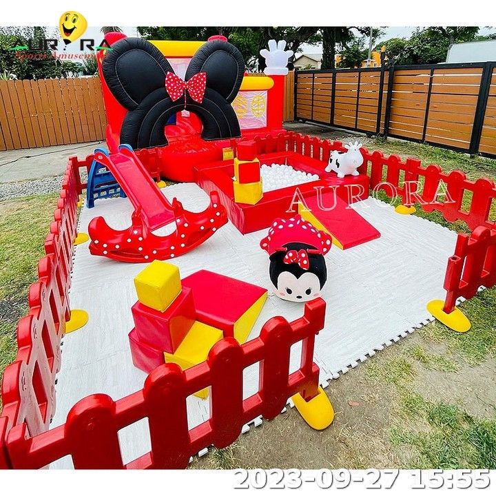Des jeux en plein air rouges avec château gonflable pour enfants