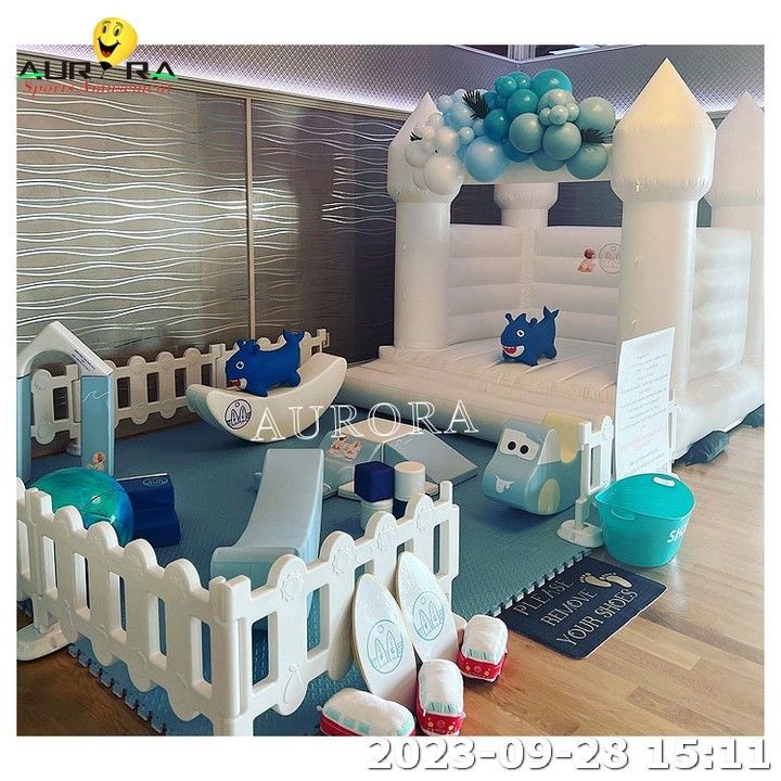 Équipement de jeux en salle pour enfants avec maison de rebond bleu à louer pour les fêtes