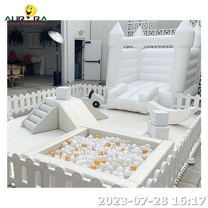 Équipement de jeu en intérieur blanc avec maison gonflable