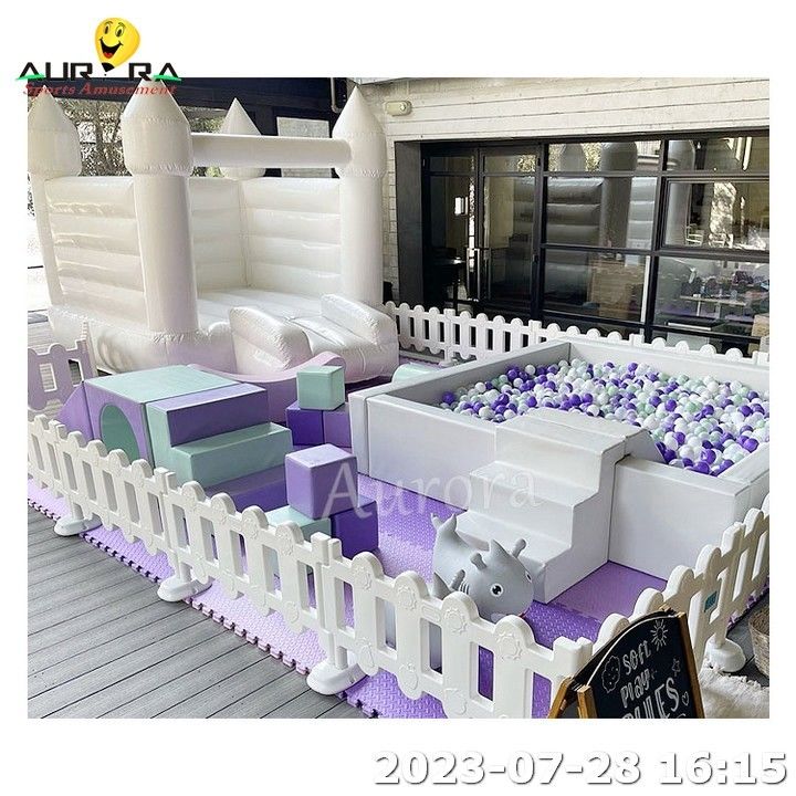 Équipement de jeu en intérieur blanc avec maison gonflable