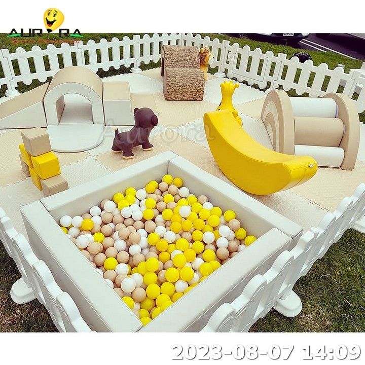Équipement de jeu en salle marron à vendre clôture blanche Jeu en salle pour enfants