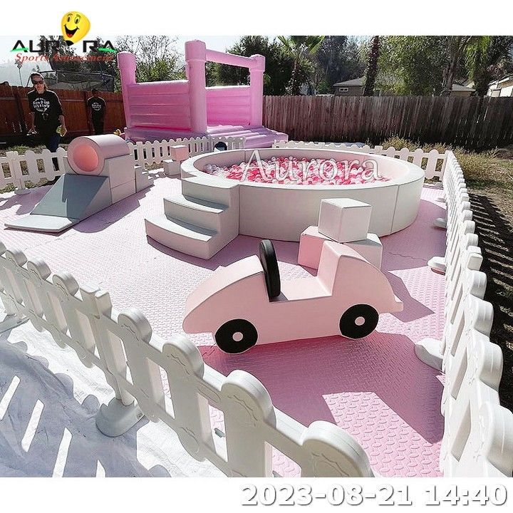 Équipement de jeu rose blanc avec clôture de maison de rebond pour les enfants