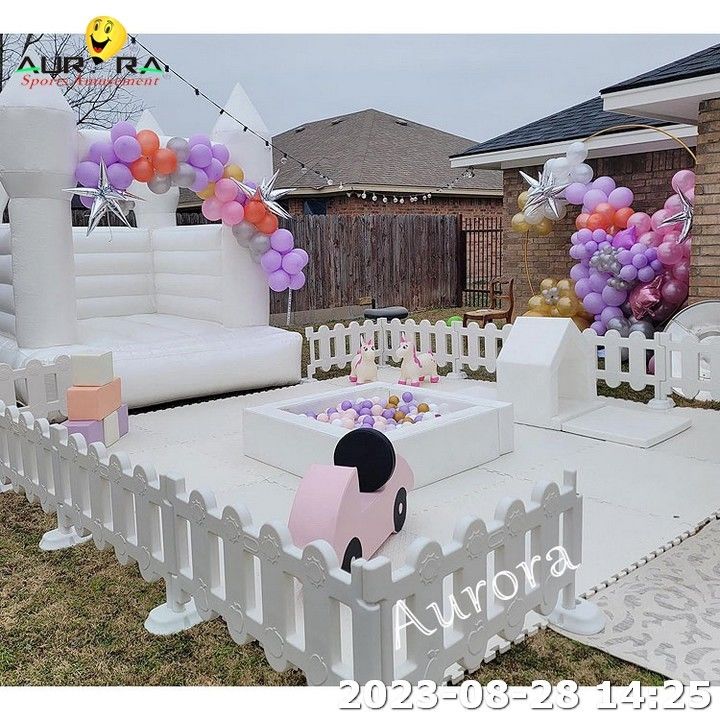 Équipement de jeu rose blanc avec clôture de maison de rebond pour les enfants