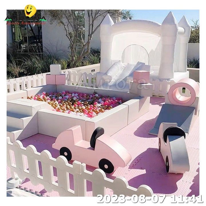 Équipement de jeu doux coloré tapis d'escalade personnalisé et trou de balle en plein air