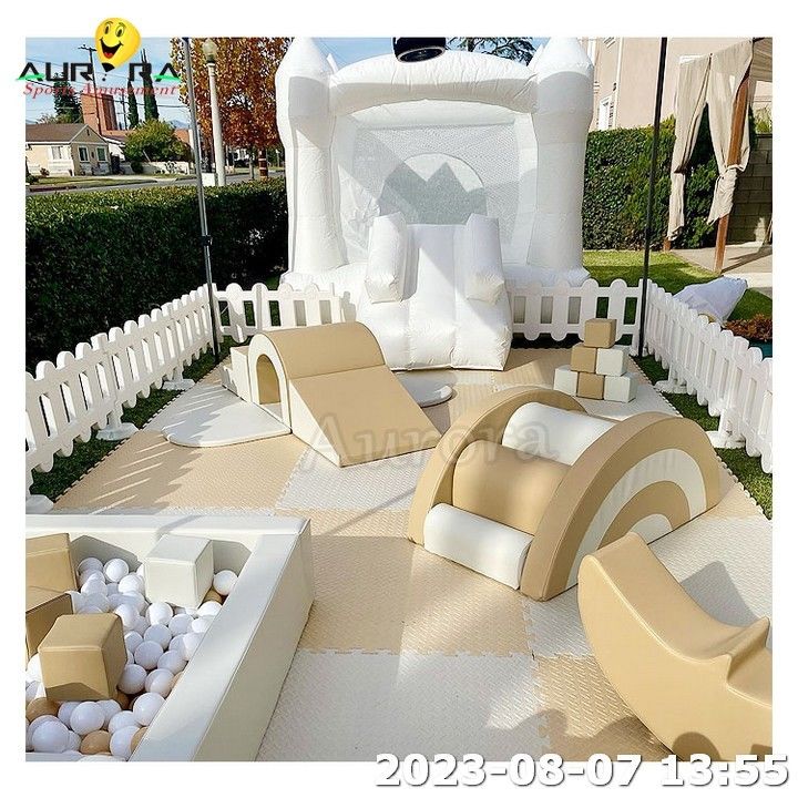 Équipement de jeu doux coloré tapis d'escalade personnalisé et trou de balle en plein air