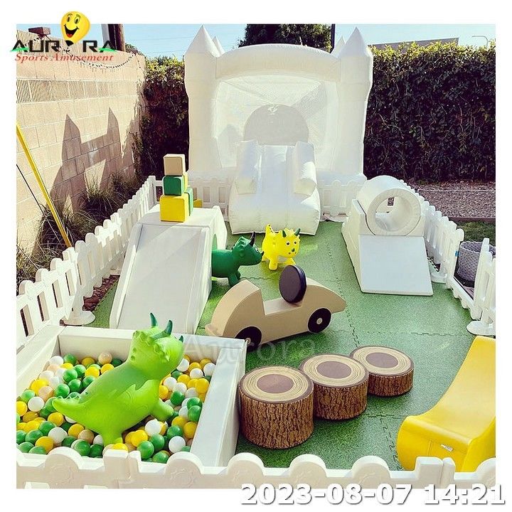 Équipement de jeu doux coloré tapis d'escalade personnalisé et trou de balle en plein air