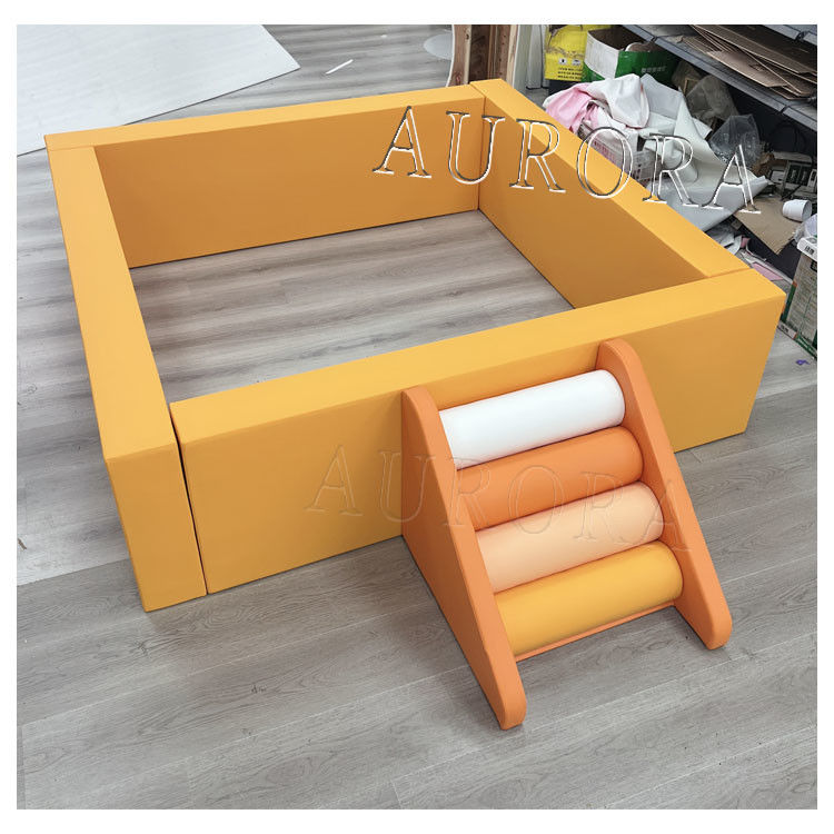 Equipement de jeu à la pâte orange personnalisé Terrain de jeux en plein air avec trou de balle