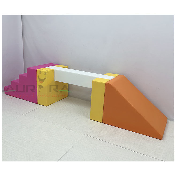 Équipement de jeu en orange avec trou de balle et toboggan Rose Rouge Lieu de jeu en intérieur