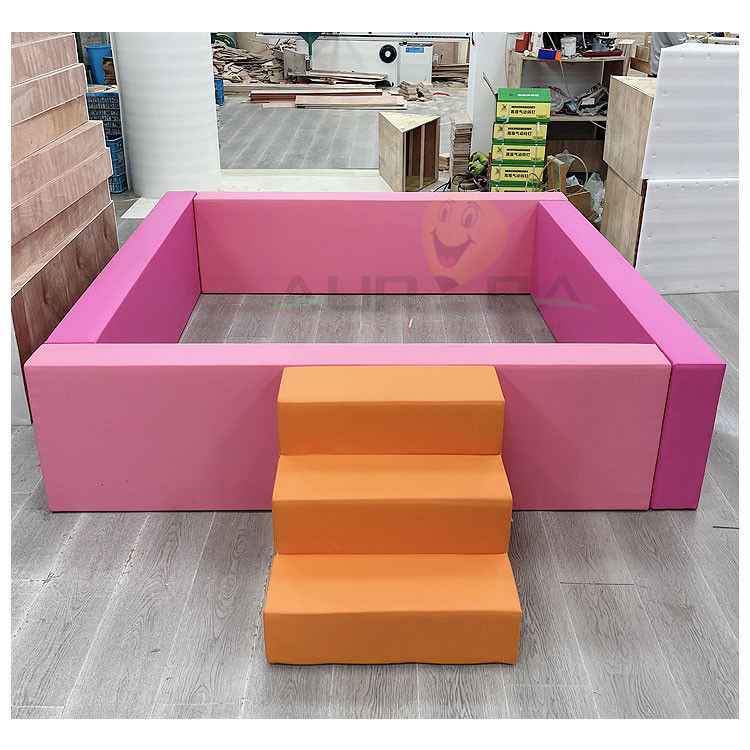 Équipement de jeu en orange avec trou de balle et toboggan Rose Rouge Lieu de jeu en intérieur